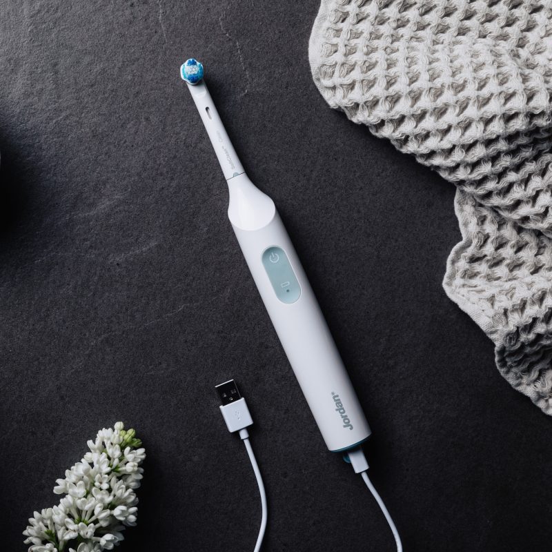 Electric_Toothbrush_Jordan_Smile_Easy_TB-100GY_charging_Sqr