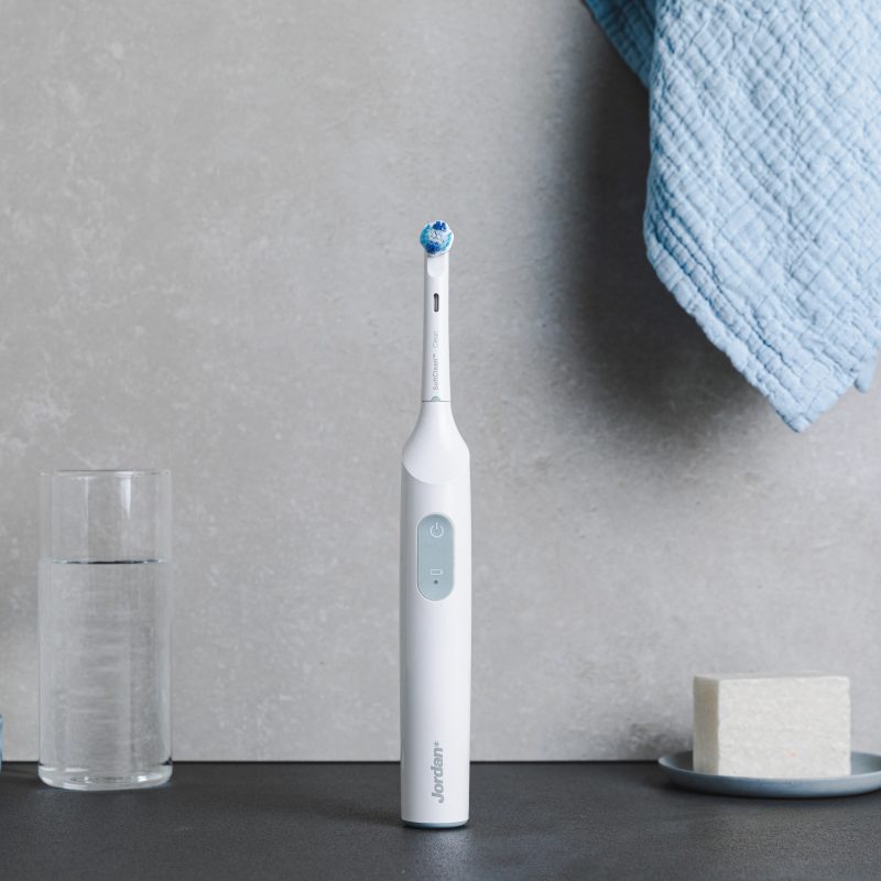 Electric_Toothbrush_Jordan_Smile_Easy_TB-100GY_inBathroom